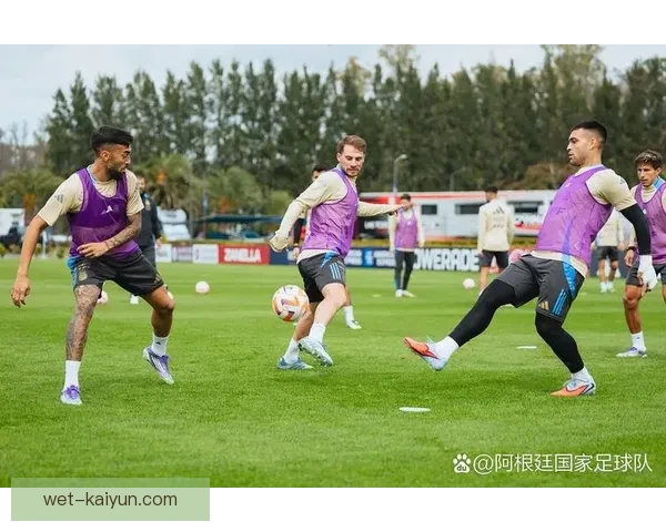 斯卡洛尼足球哲学在国家队表现稳健，逐步展现出独特风格与战术深度。